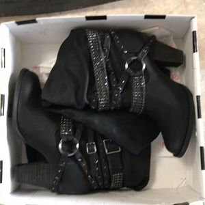 Size 7.5 Not Rated black boots